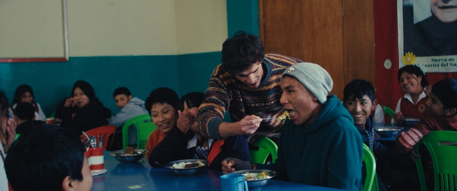 Solo Javier PERU Dando de comer a niños comedor